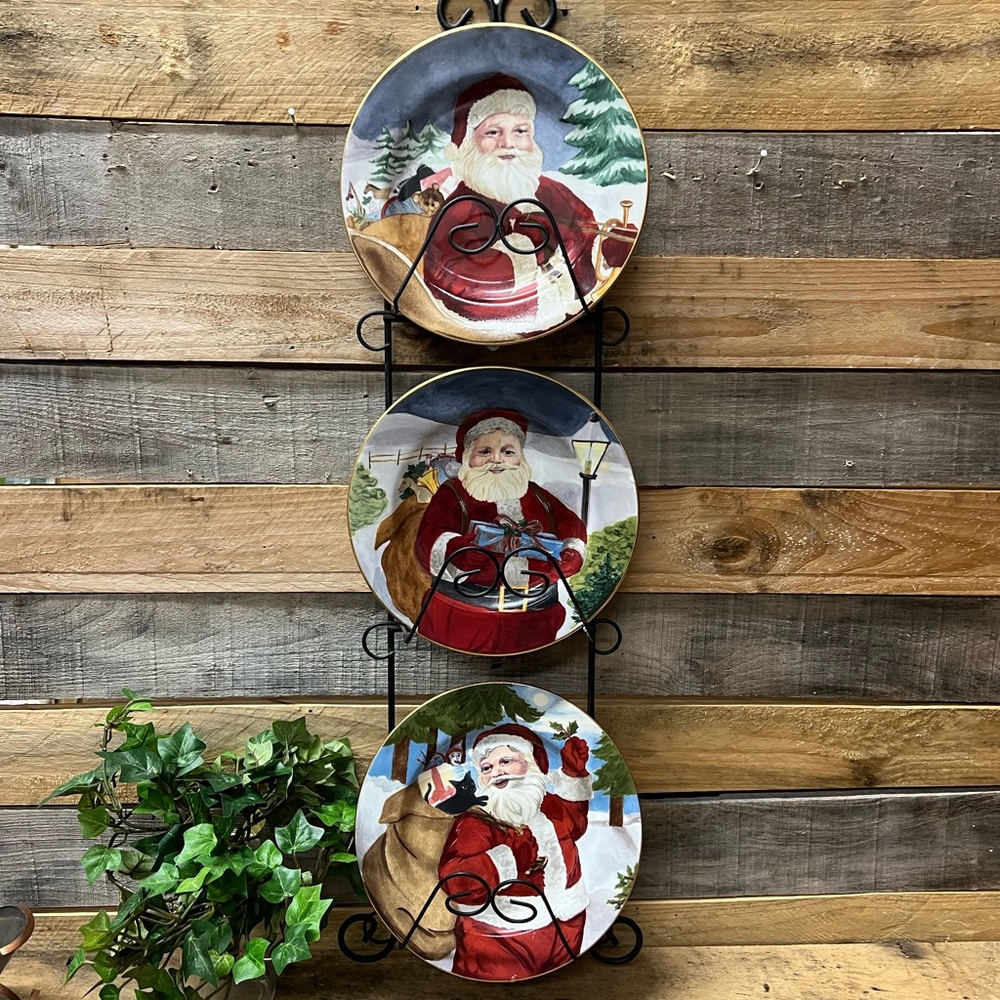 Set of 3 Vintage American Atelier Festive Christmas Santa Plates with Plate Rack